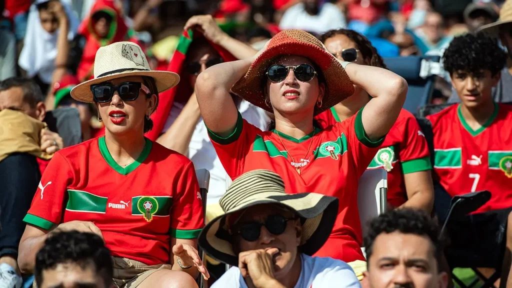 Torcedores de Marrocos provocam tumulto em Londres após eliminação na Copa de 2026; Paris celebra