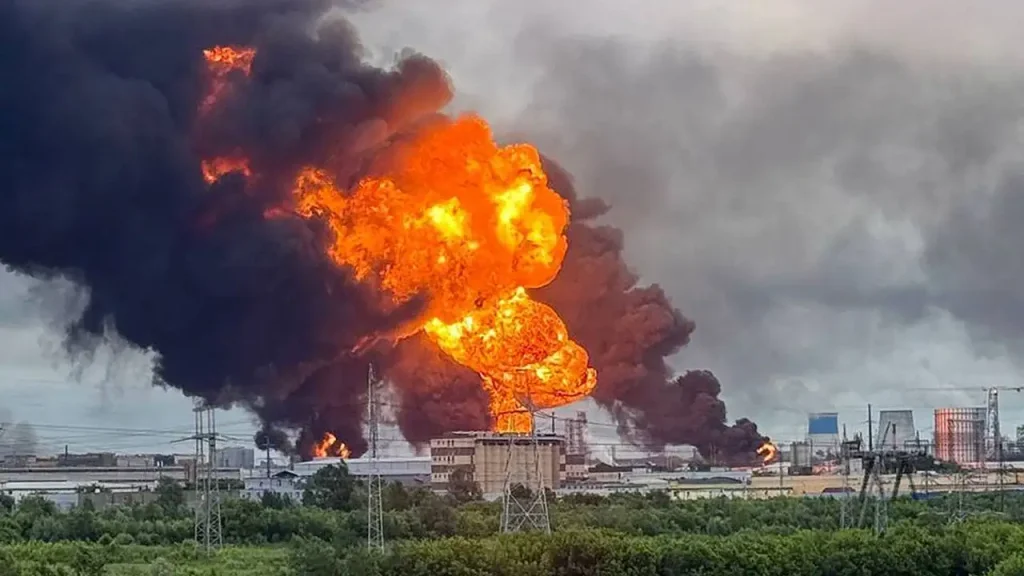 Ataques ucranianos com drones e mísseis reduzem produção de refinarias russas e agravam crise de combustível