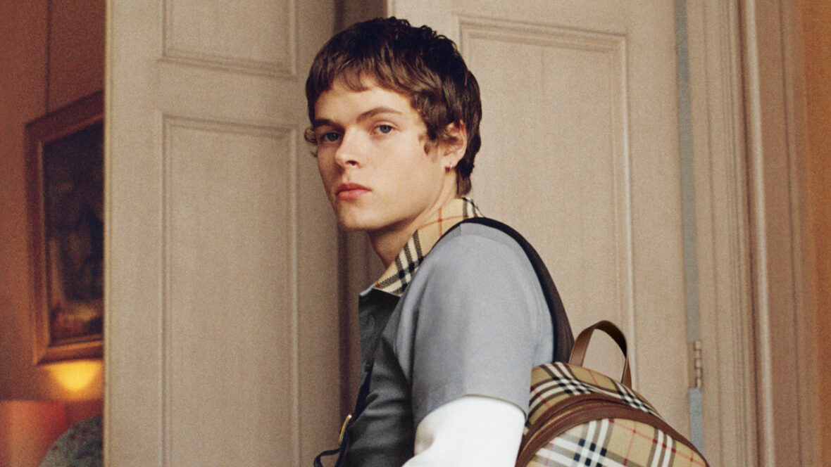 Moses Martin posa para nova campanha de moda da Burberry