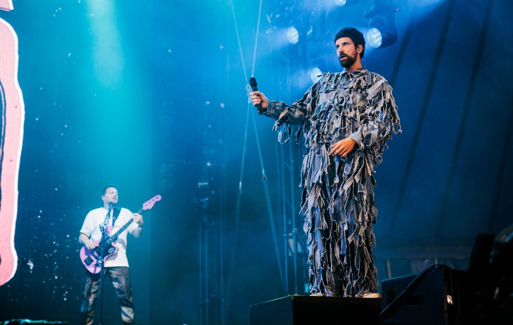 Kasabian divulga horários de show no Finsbury Park; banda promete levar Londres de joelhos