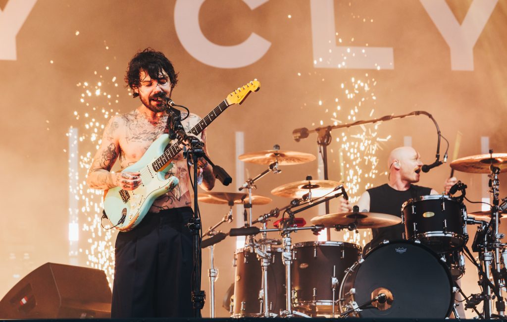 Biffy Clyro se une à CALM em campanha de prevenção ao suicídio com camiseta inspirada no single Mountains