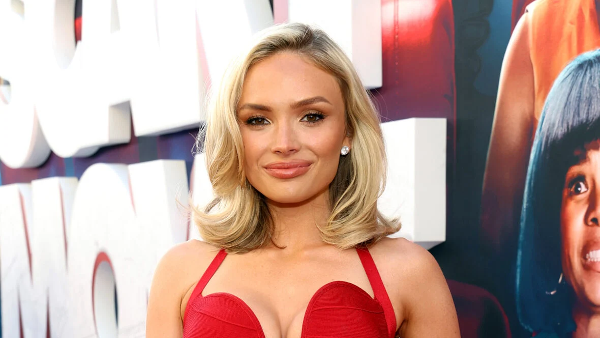 Natalie Alyn Lind no tapete vermelho de filme de terror