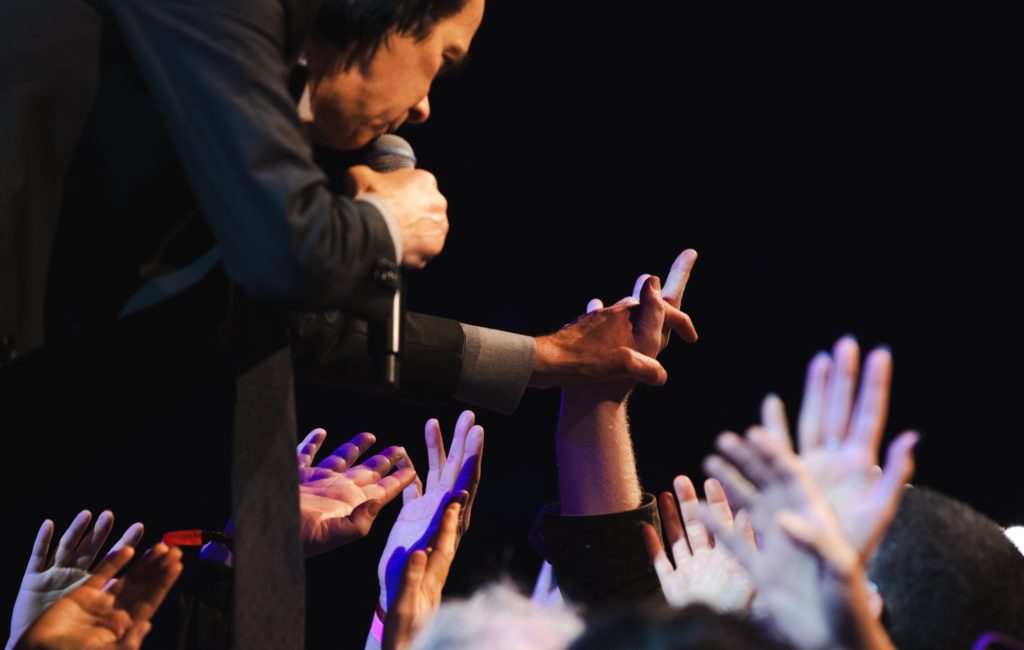 Nick Cave & The Bad Seeds tomam conta da loja Resident em Brighton antes de show histórico na cidade