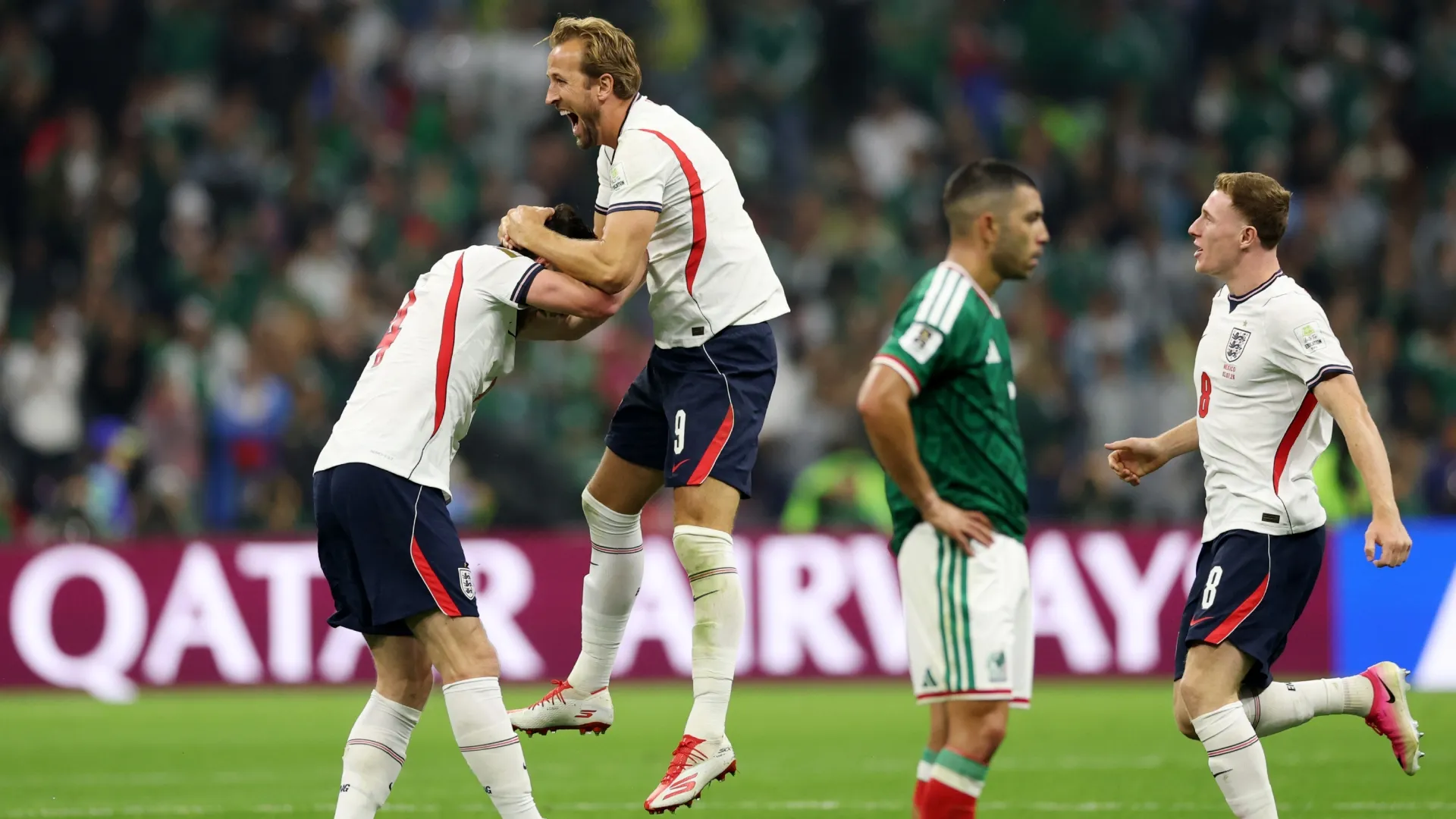 Declan Rice #4, Harry Kane #9 e Elliot Anderson #8 da Inglaterra comemoram a vitória do time por 3-2.