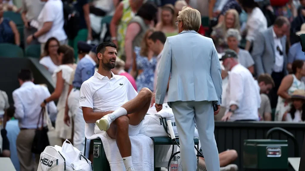 Djokovic vence a mais longa quartas de final de Wimbledon e discute com supervisora sobre fechamento do teto