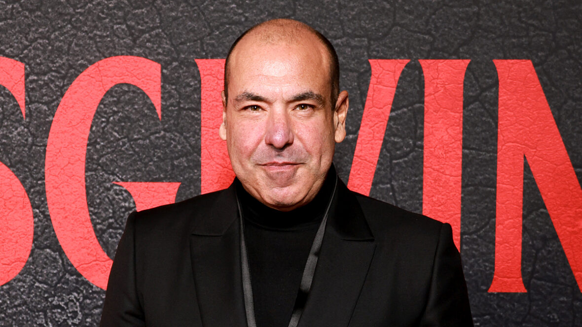 Rick Hoffman no tapete vermelho na exibição do Dia de Ação de Graças