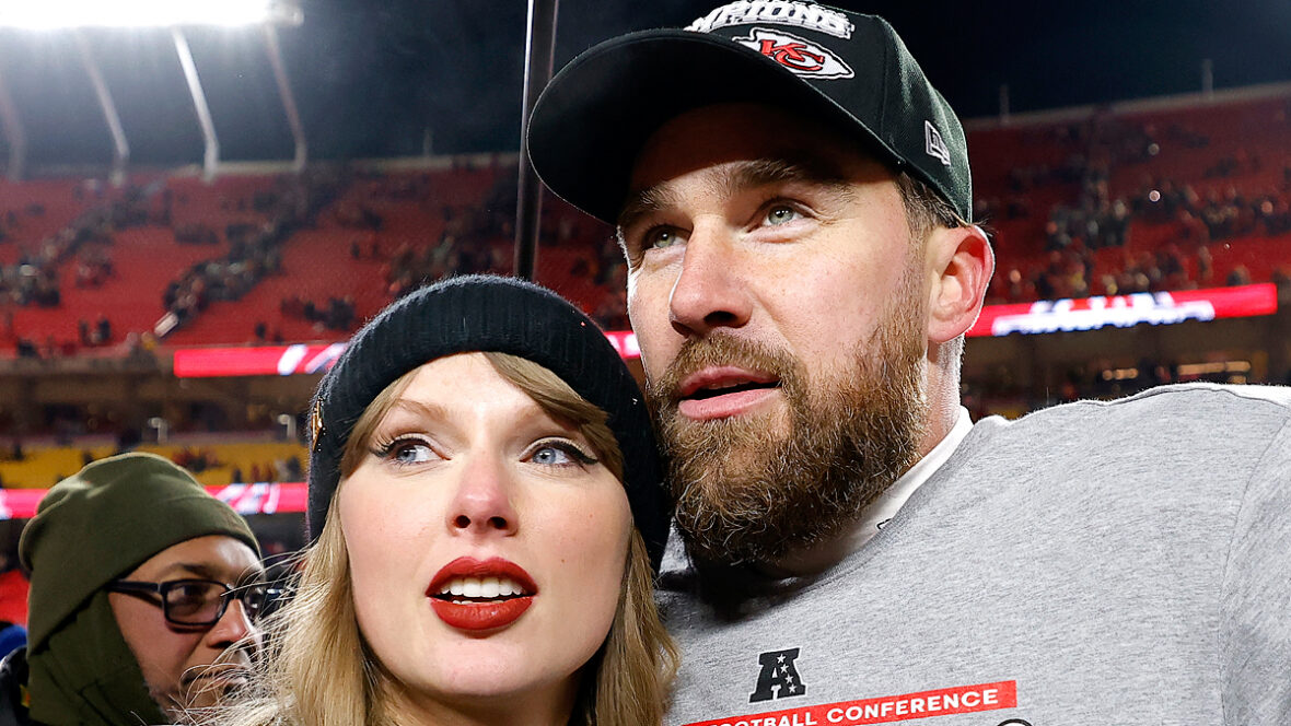 Taylor Swift e Travis Kelce no campo de futebol