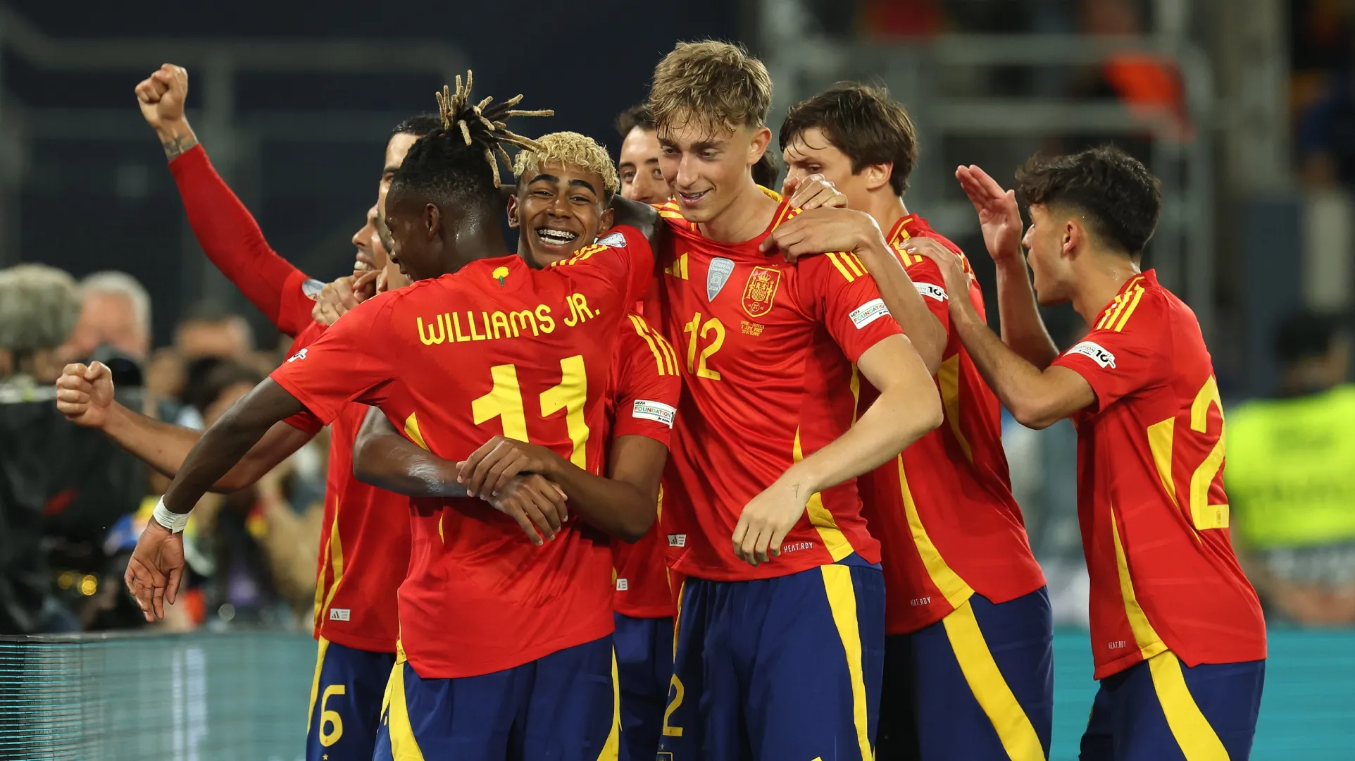 Lamine Yamal, da Espanha, comemora o gol contra a França nas semifinais da UEFA Nations League 2025.