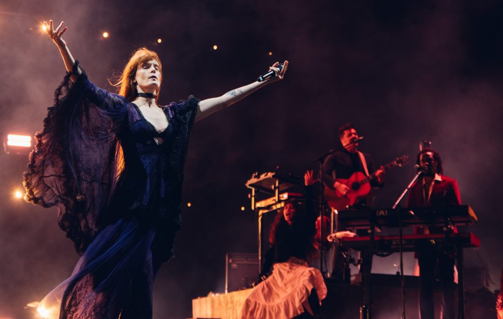 Florence + The Machine e David Byrne aquecem o primeiro dia do Opener 2026 com catarse coletiva e art-punk