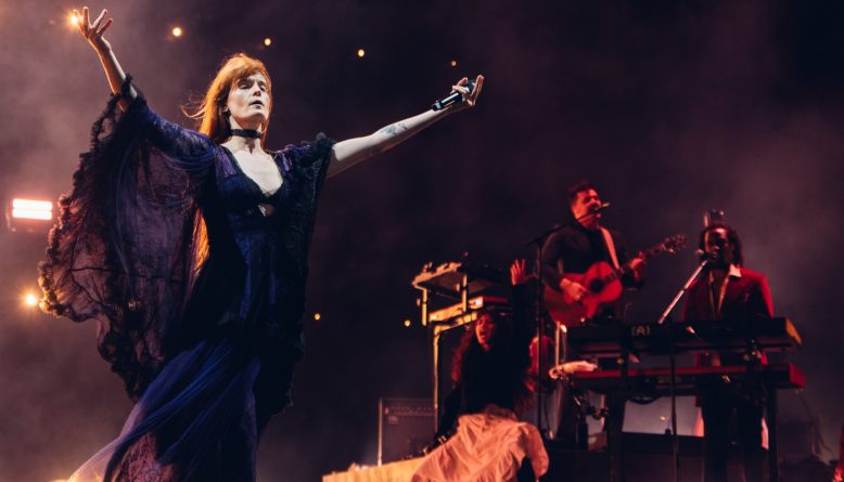 Florence + The Machine e David Byrne aquecem o primeiro dia do Opener 2026 com catarse coletiva e art-punk