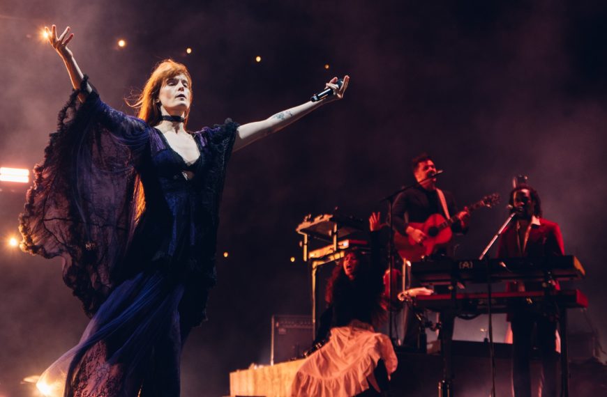 Florence + The Machine e David Byrne aquecem o primeiro dia do Opener 2026 com catarse coletiva e art-punk