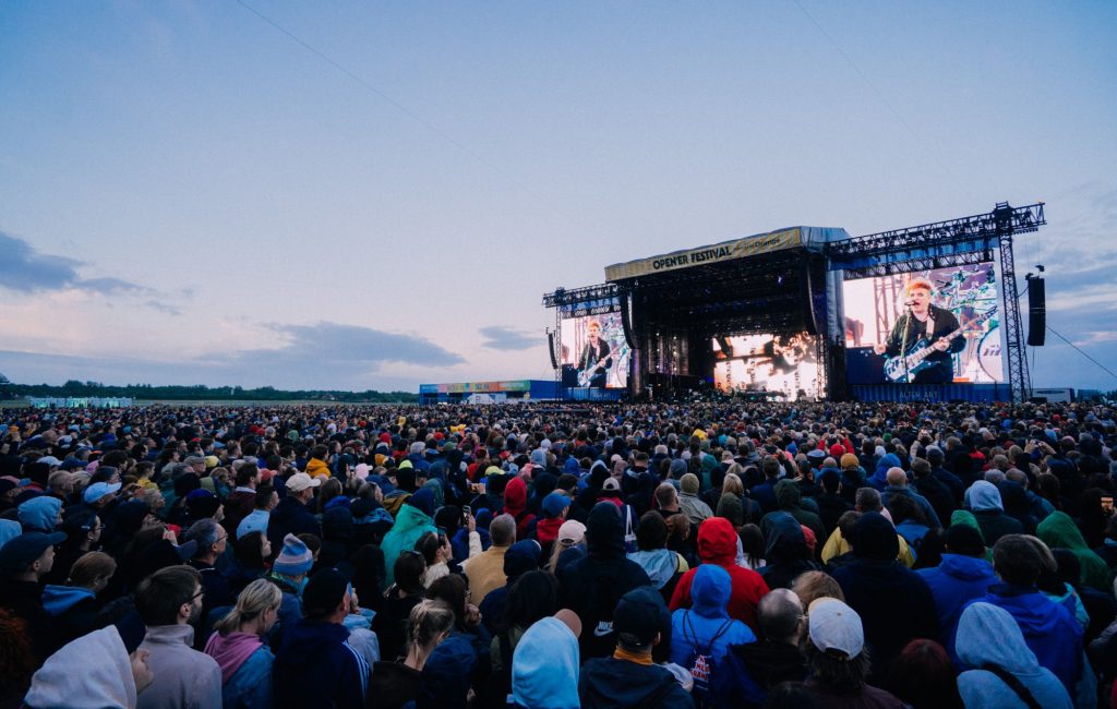 Pop toma conta do Opener Festival 2026: JENNIE, Addison Rae, Jade e PinkPantheress brilham no último dia