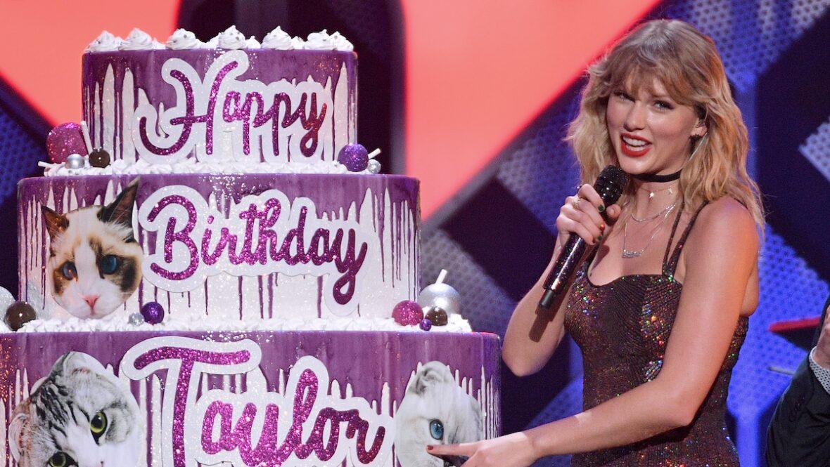 Z100 Jingle Ball 2019 da iHeartRadio apresentado pela Capital One – Show Taylor Swift com um bolo de feliz aniversário iHeartRadio