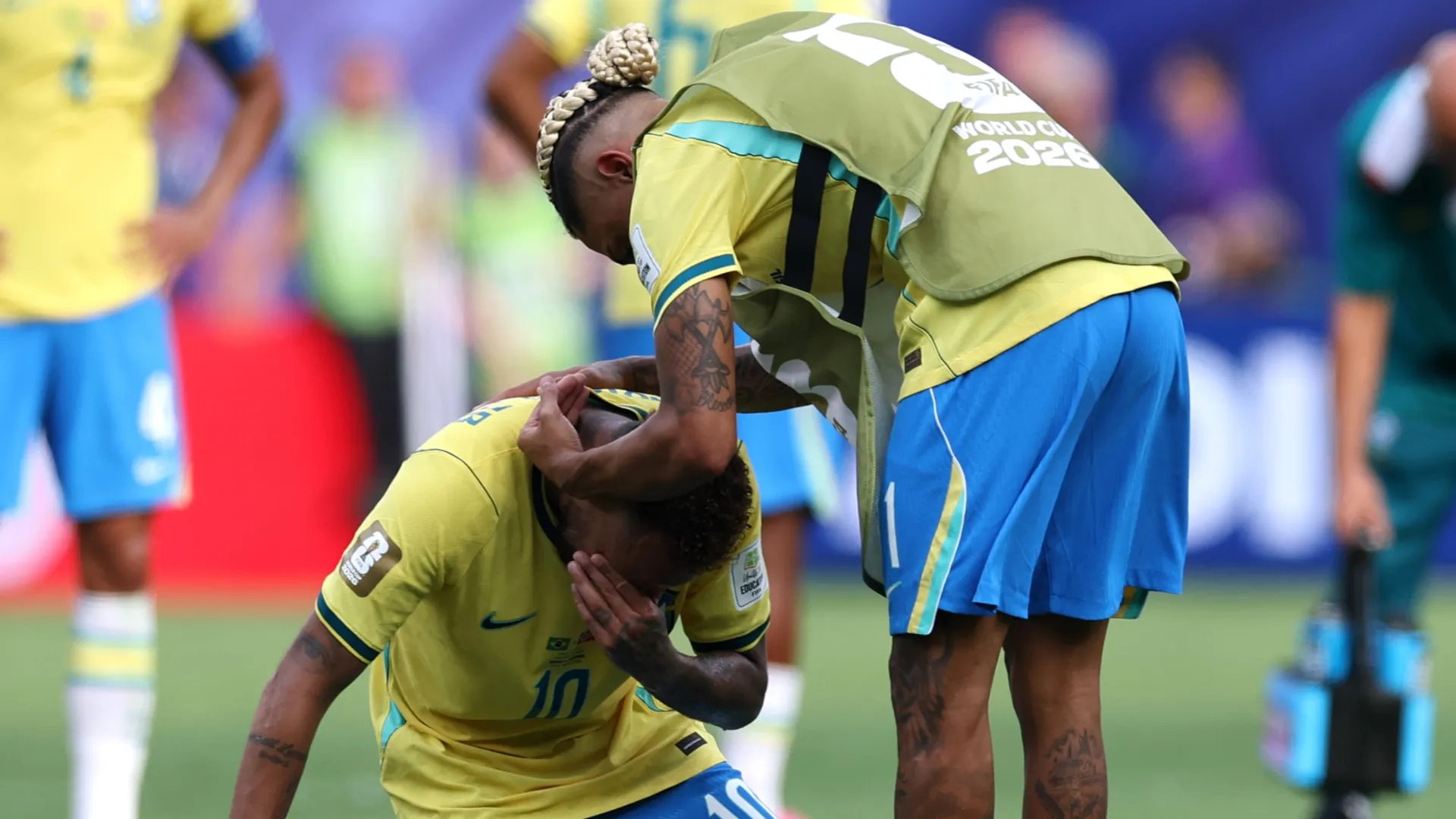 Neymar Jr #10 do Brasil é consolado por Raphinha #11.
