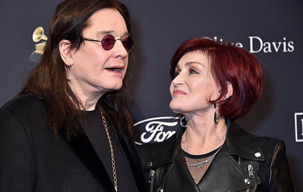 Sharon Osbourne homenageia Ozzy no primeiro aniversário de casamento após a morte do roqueiro