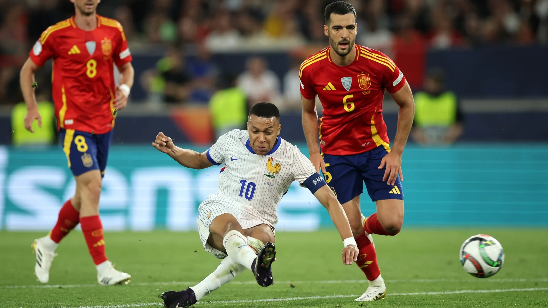 Kylian Mbappe, da França, arremessa durante a UEFA Nations League 2025.