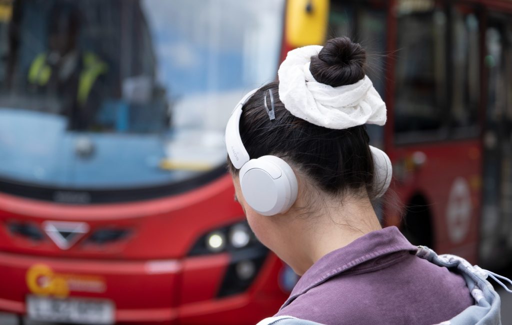 Pesquisa revela que 41% dos adultos no Reino Unido não ouviram um álbum completo no último ano