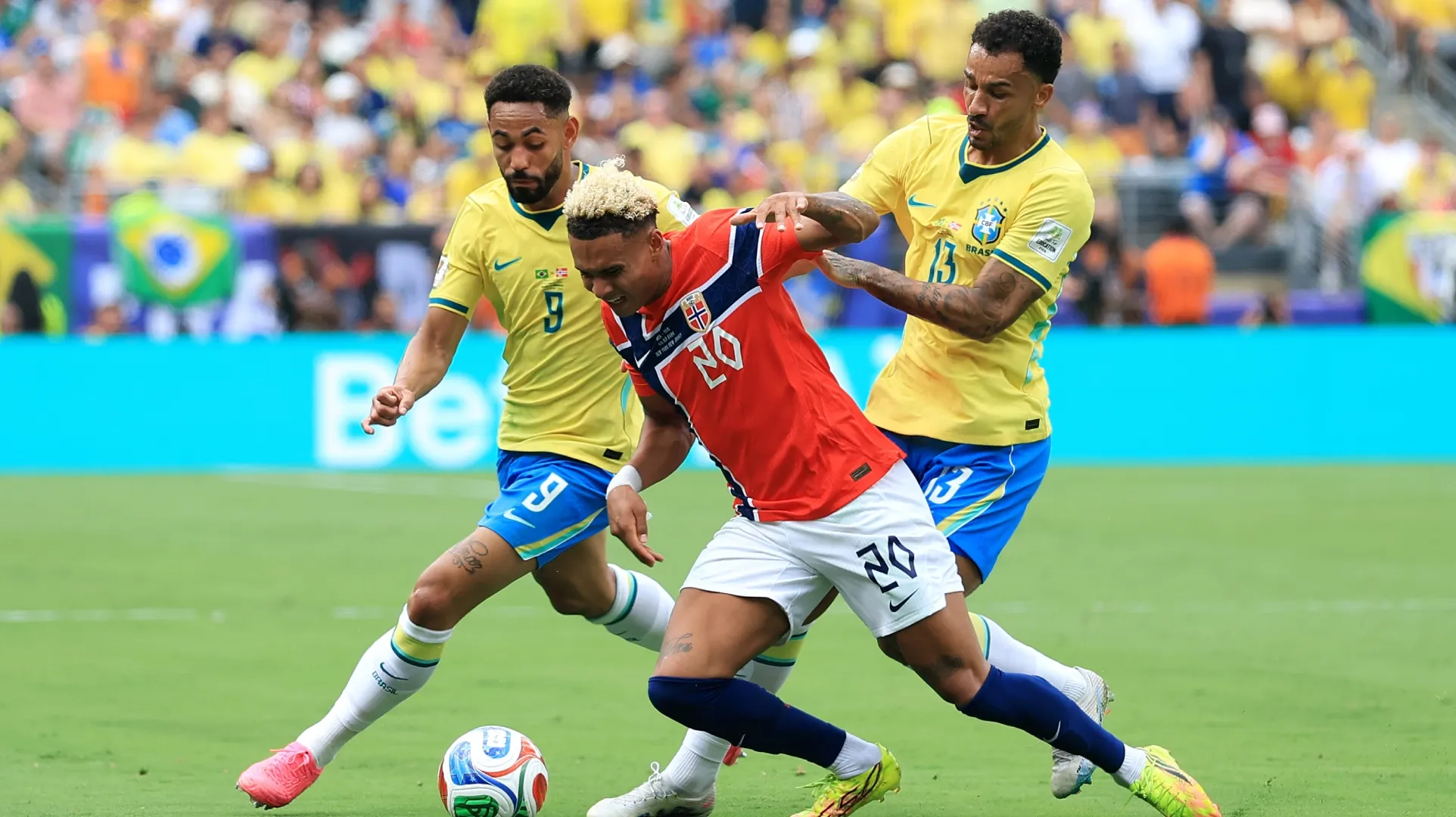 Antonio Nusa #20 da Noruega disputa a bola contra Matheus Cunha #9 e Danilo #13 do Brasil.
