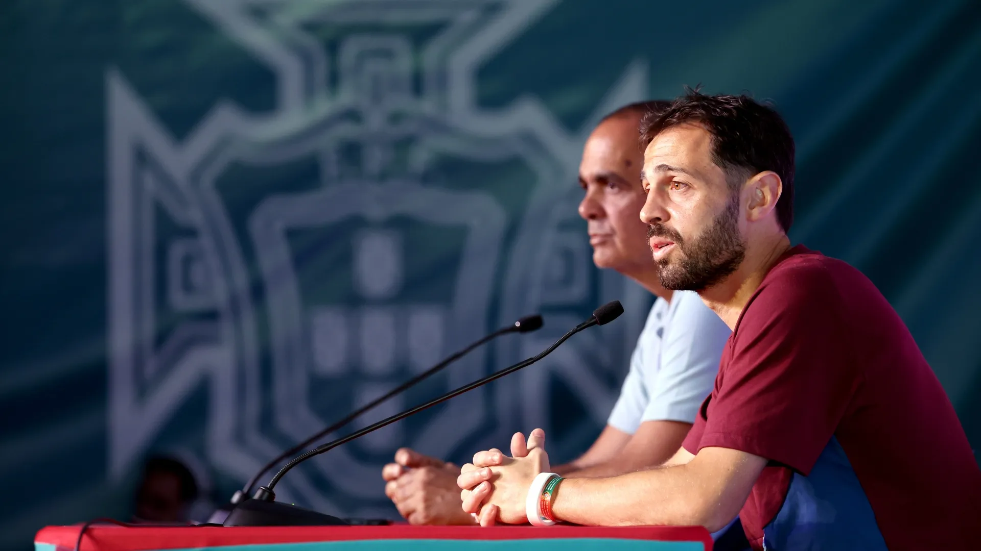 Bernardo Silva #10 de Portugal participa numa conferência de imprensa.