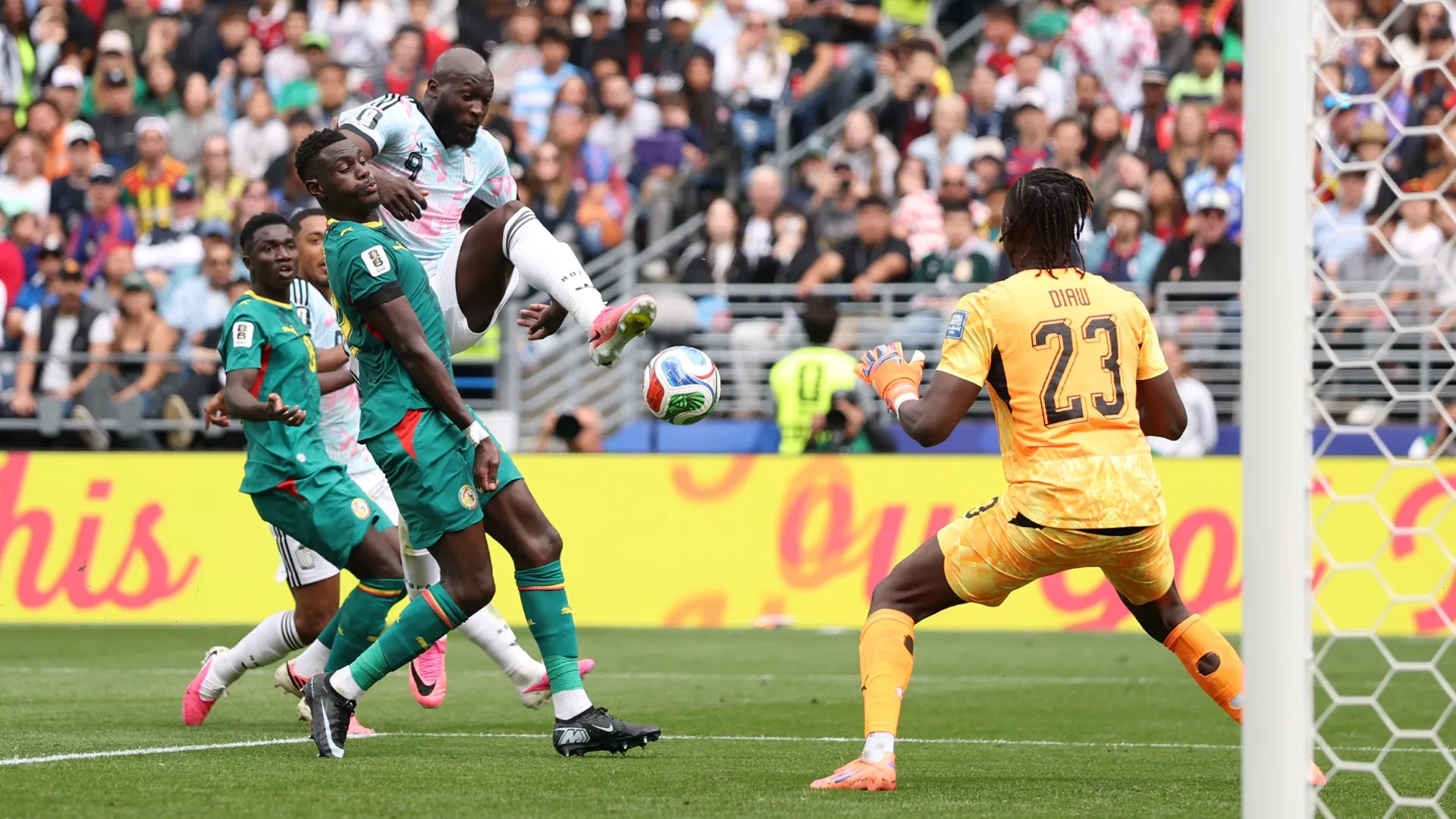 Romelu Lukaku # 9 da Bélgica chuta para o gol contra o Senegal.