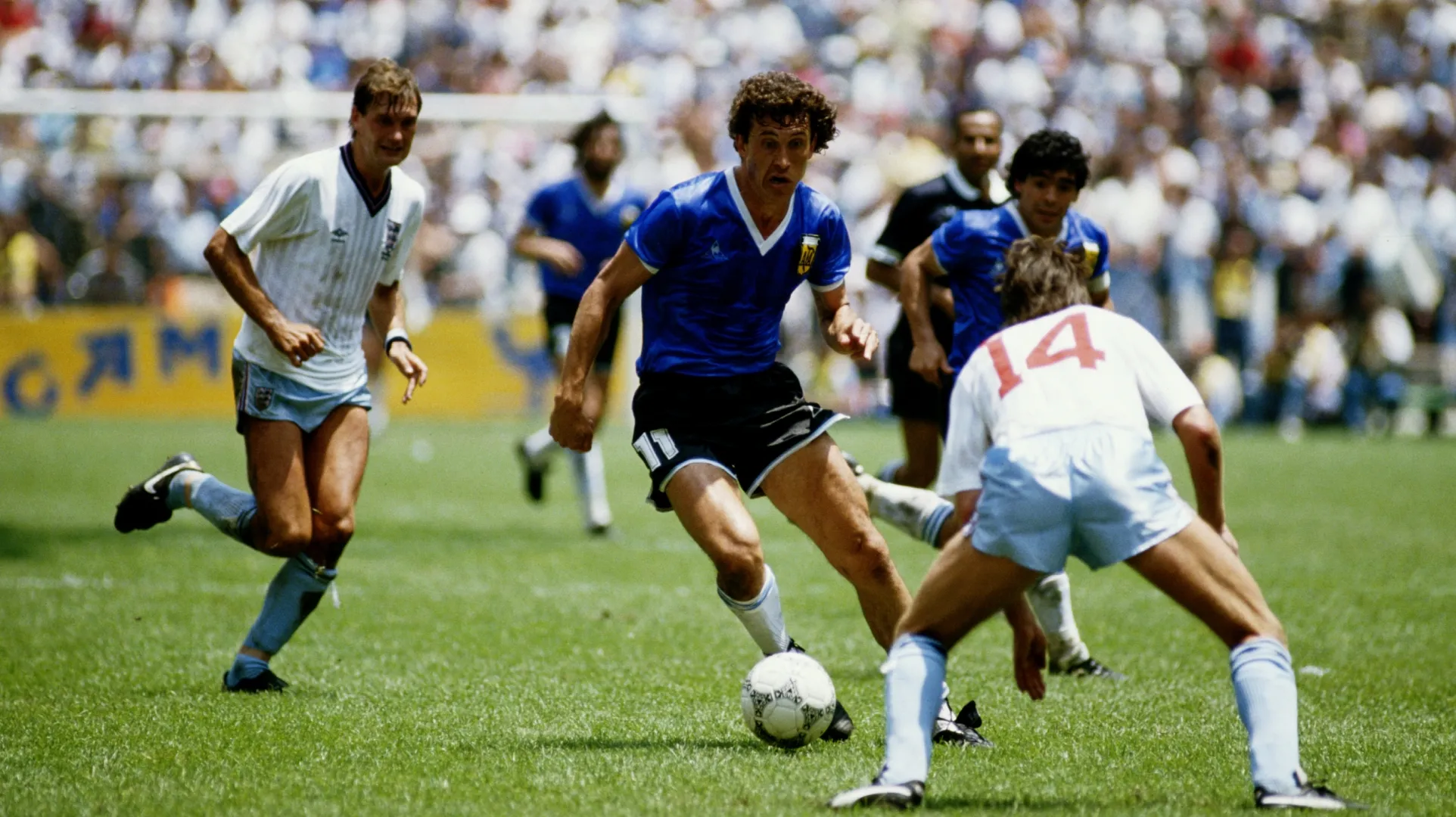 Jorge Valdano, da Argentina, tenta ultrapassar Terry Fenwick, da Inglaterra, na Copa do Mundo de 1986.