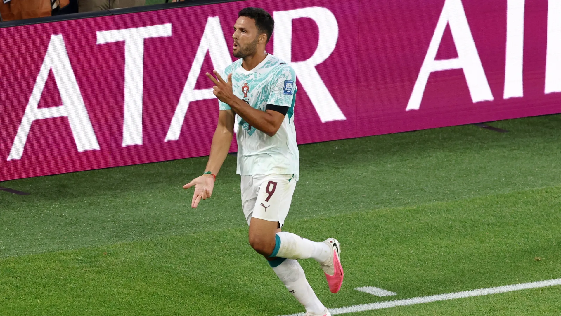 Goncalo Ramos #9 de Portugal celebrating.