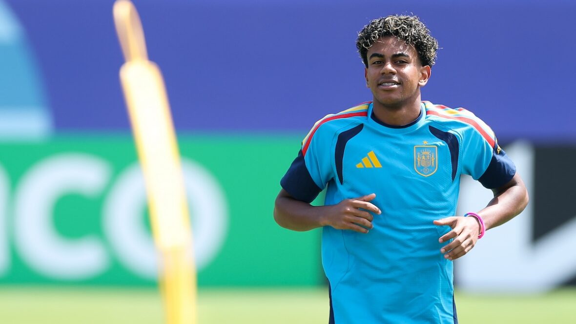 Sessão de treinamento da Espanha – Copa do Mundo FIFA 2026 Lamine Yamal nº 19 da Espanha observa durante o treinamento no Cotton Bowl em 05 de julho de 2026 em Dallas, Texas