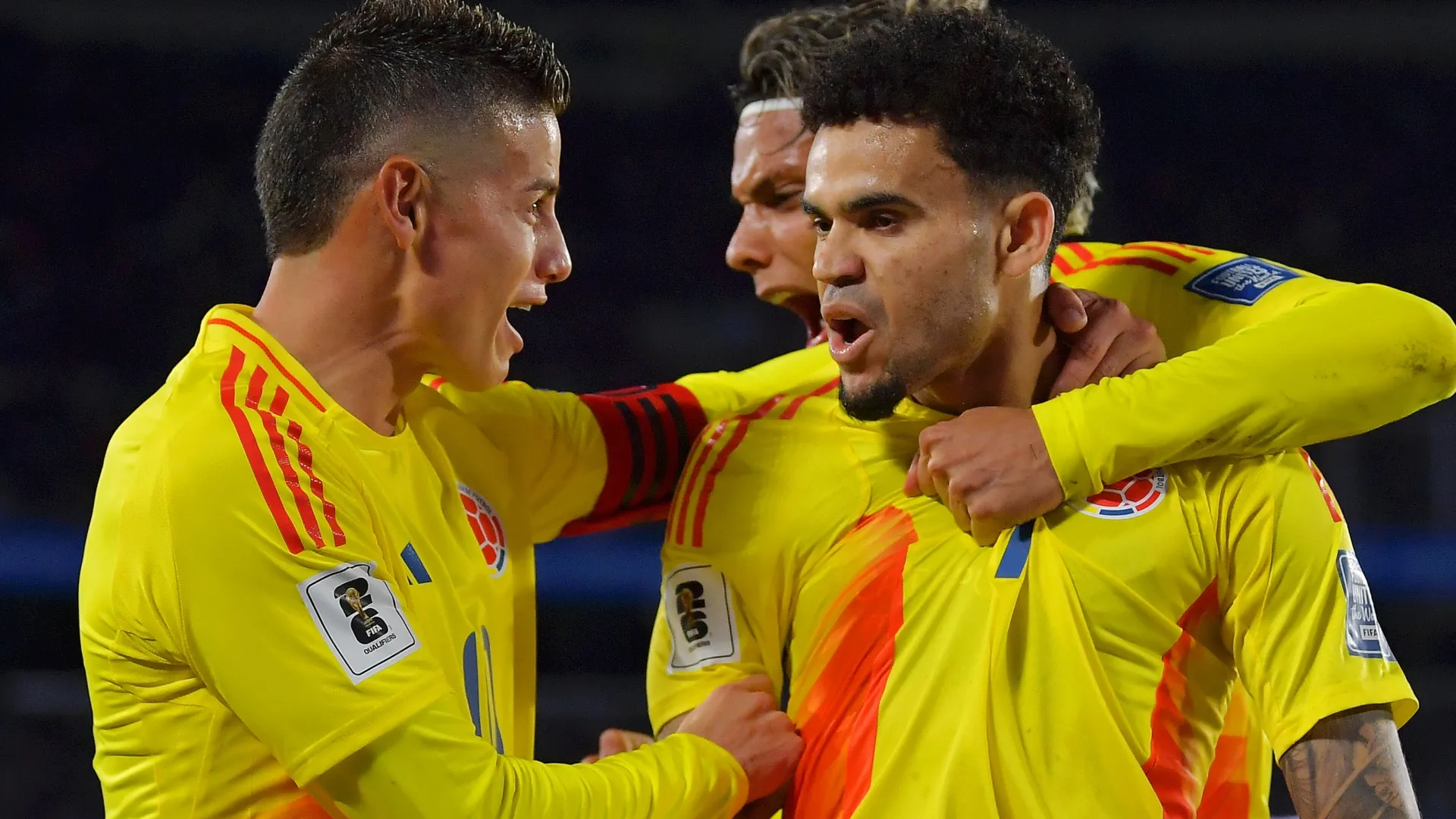 Luis Diaz, da Colômbia, comemora com seus companheiros James Rodriguez marcando um gol.