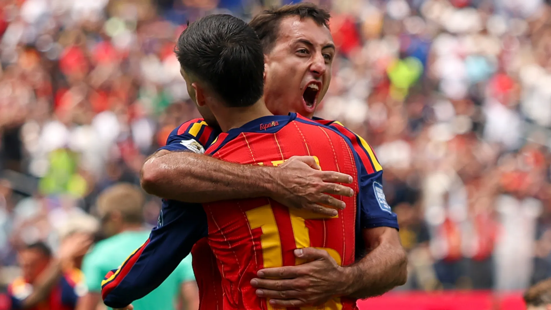 Mikel Oyarzabal nº 21 da Espanha comemora com Alex Baena nº 15 após marcar um gol.