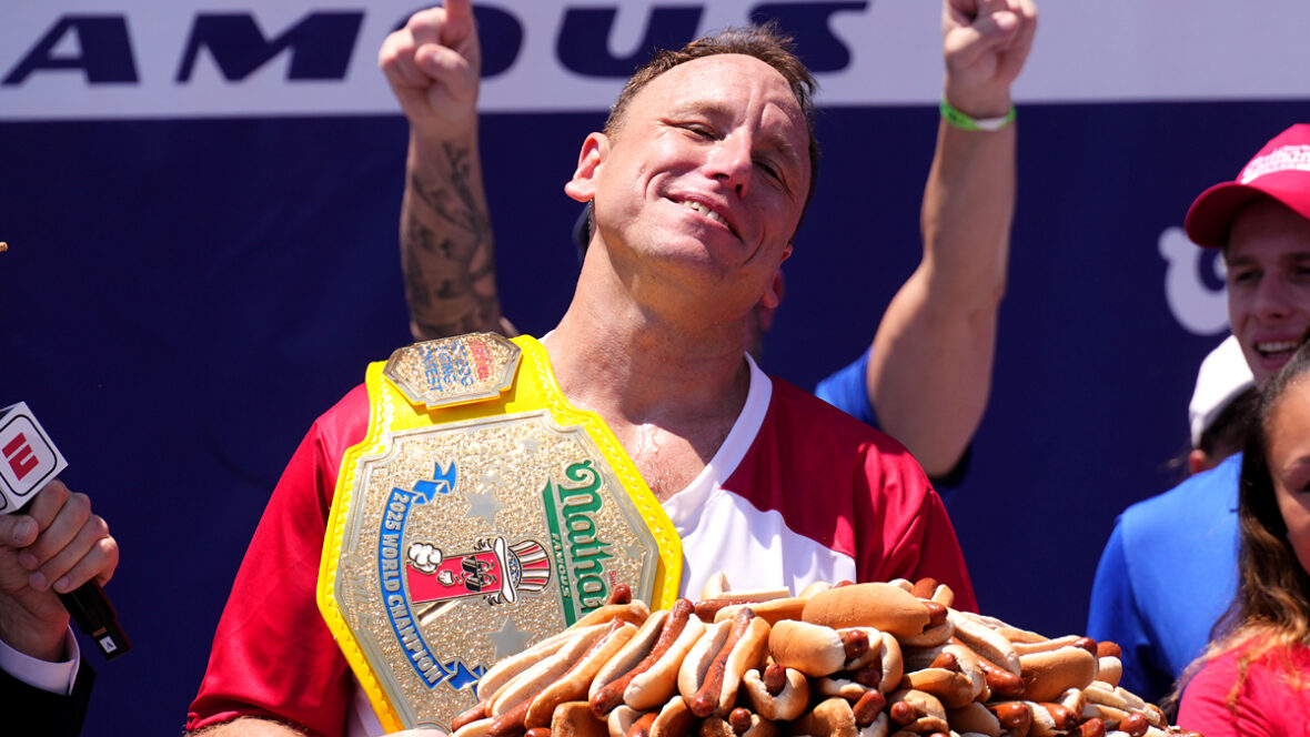 joey-castanha-ganha-cachorro-quente Joey Chestnut no NAthan