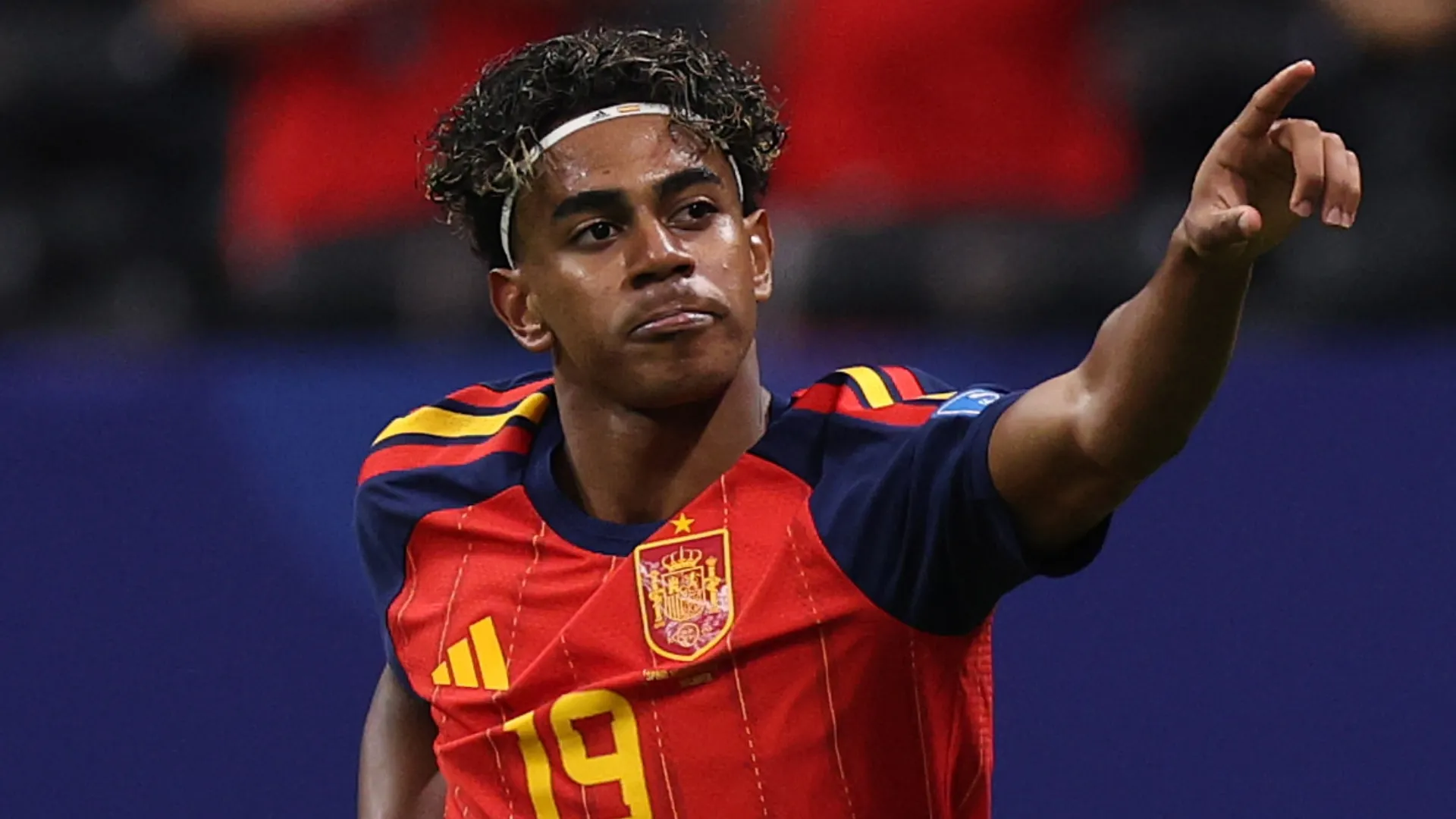 Lamine Yamal nº 19 da Espanha comemora o gol.