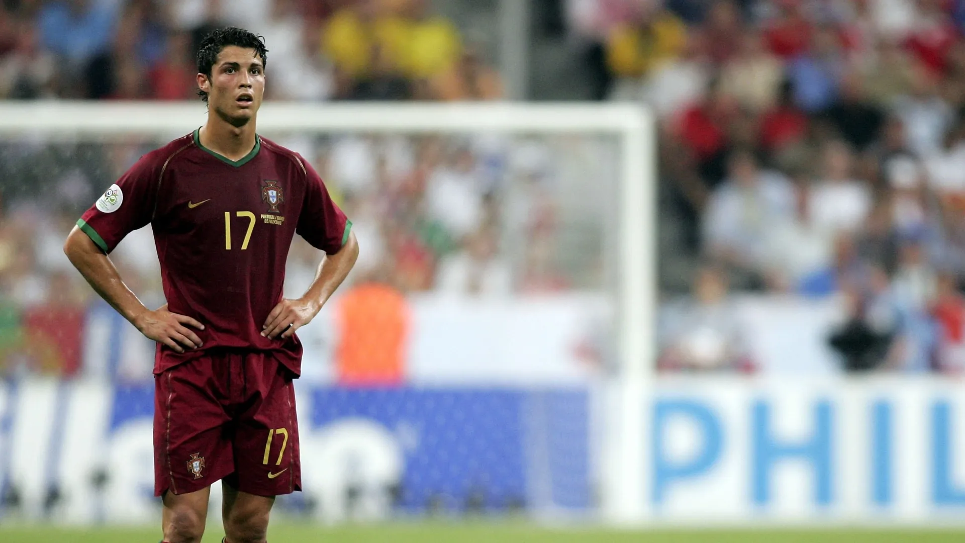 Cristiano Ronaldo, de Portugal, parece abatido após uma derrota nas semifinais da Copa do Mundo de 2006.