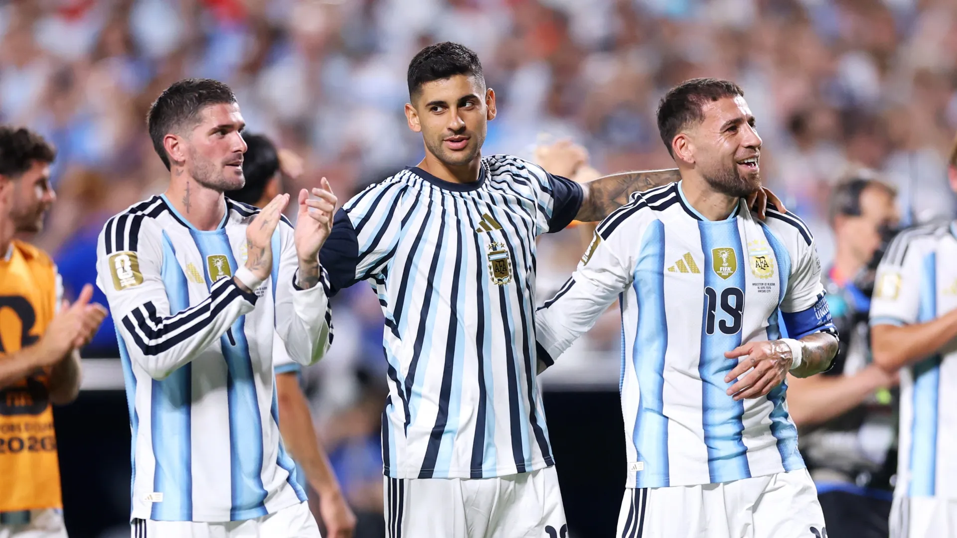 Rodrigo De Paul #7, Cristian Romero #13 e Nicolas Otamendi #19 da Argentina aplaudem os fãs.
