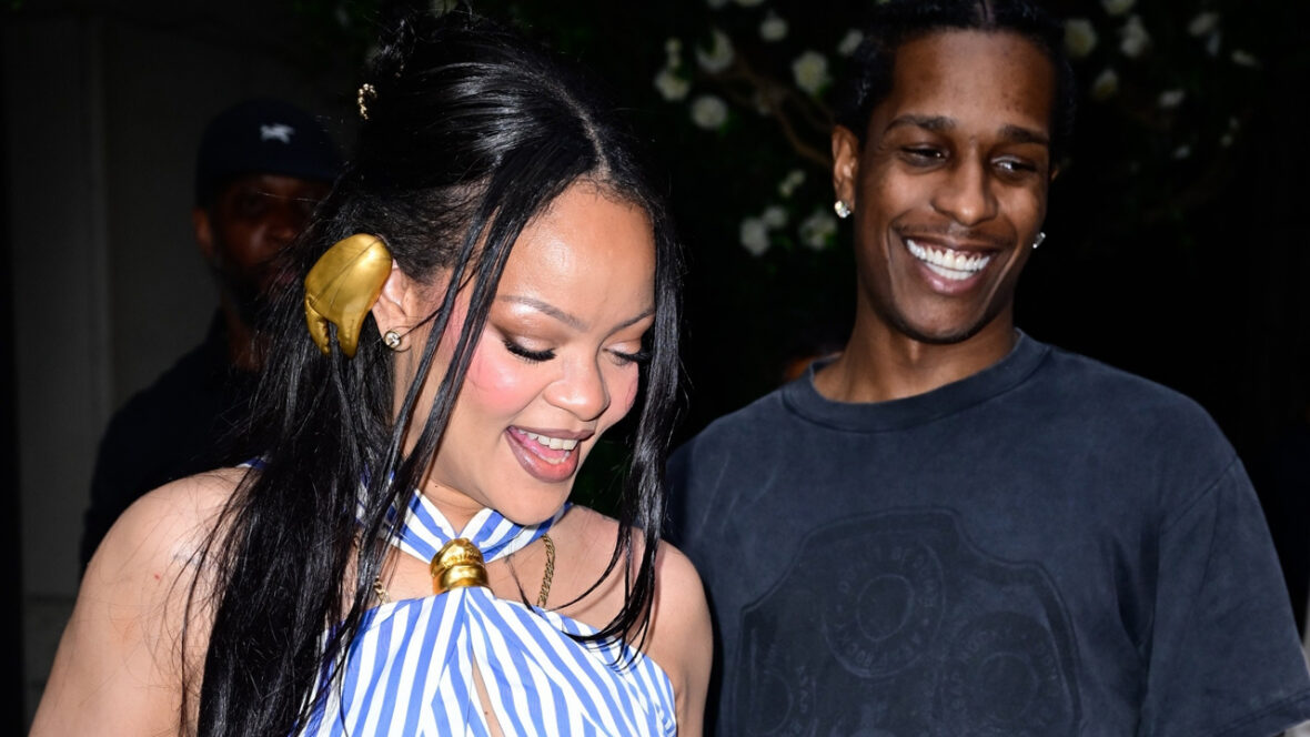 Rihanna e A$AP Rocky sorriem ao sair de hotel em Nova York