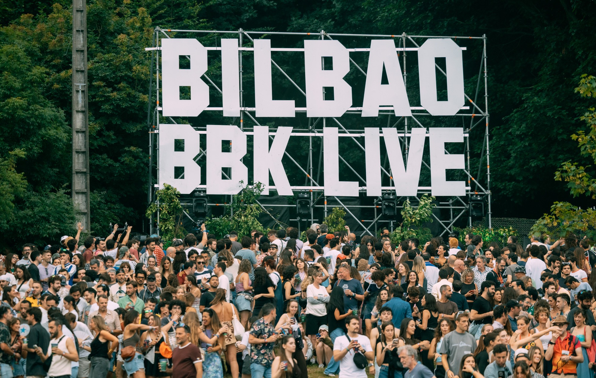 Robbie Williams e CMAT roubam a cena no segundo dia do Bilbao BBK Live 2026