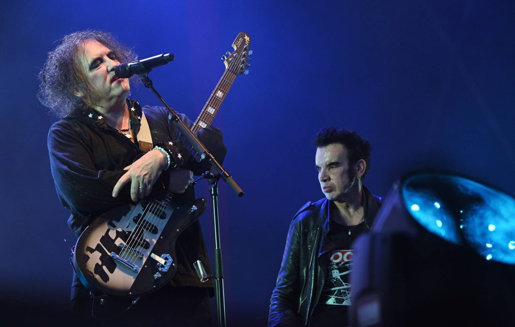 Simon Gallup passa mal e filho Eden assume baixo do The Cure em shows em Berlim