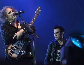Simon Gallup passa mal e filho Eden assume baixo do The Cure em shows em Berlim