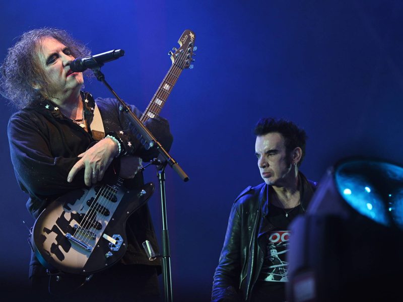 Simon Gallup passa mal e filho Eden assume baixo do The Cure em shows em Berlim