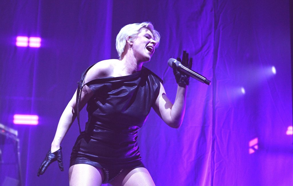 Robyn transforma O2 Arena em experiência extraterrestre com show da turnê Sexistential