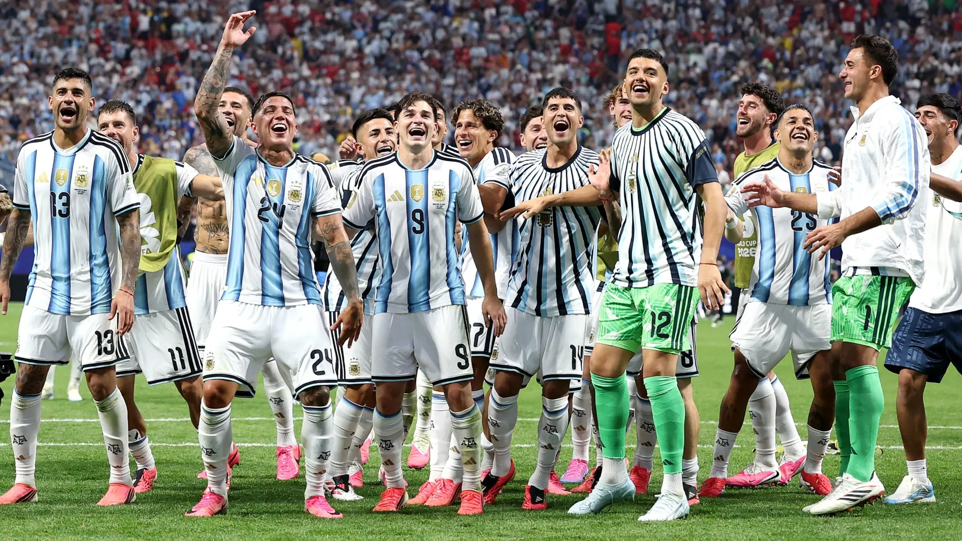 Jogadores da Argentina aplaudem os torcedores após a vitória do time por 3 a 2.