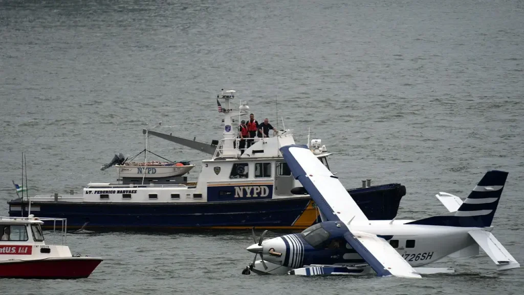 Hidroavião faz pouso forçado no East River, em Nova York, e oito pessoas são resgatadas