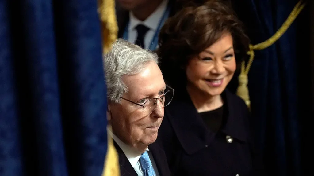 Elaine Chao viajou à China enquanto McConnell estava hospitalizado; senador completa terceira semana internado