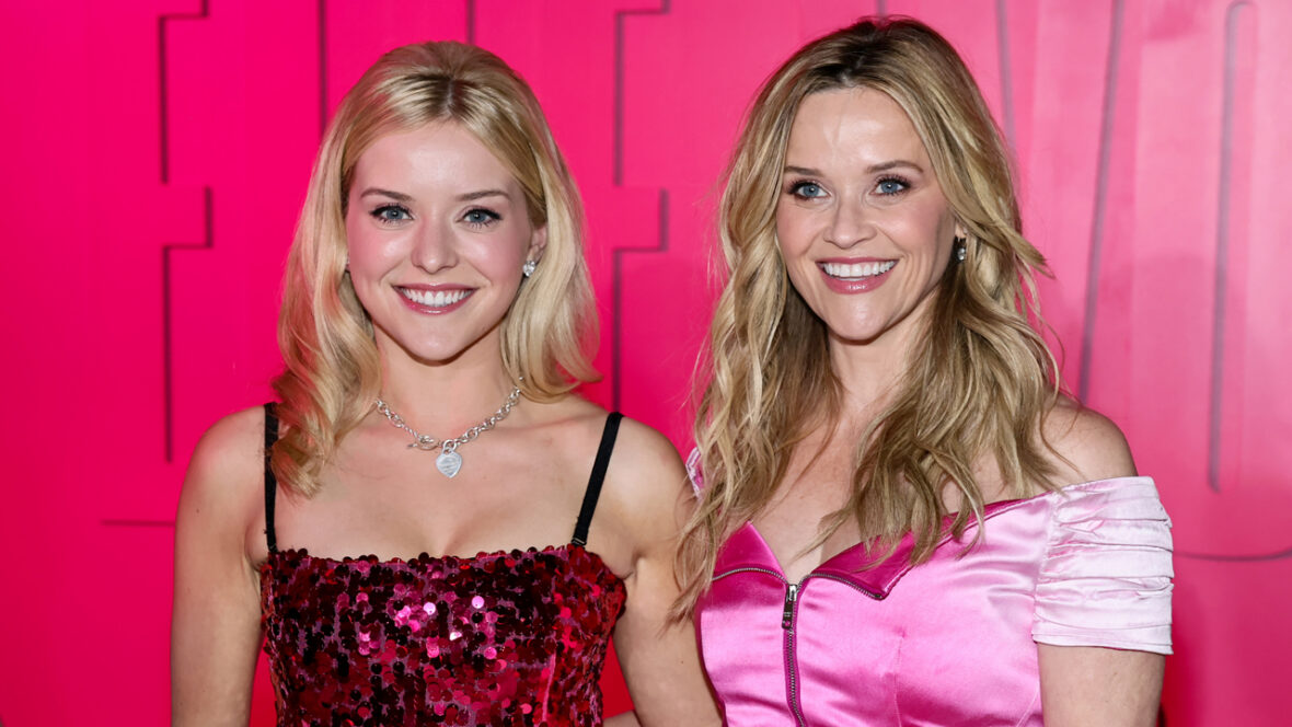 envolvimento de reese-elle Lexi Minetree e Reese Witherspoon posam na comemoração do aniversário de Legalmente Loira