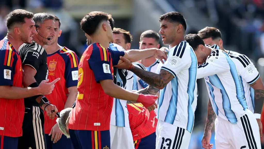 Fifa abre investigação sobre confusão generalizada na final da Copa do Mundo entre Espanha e Argentina