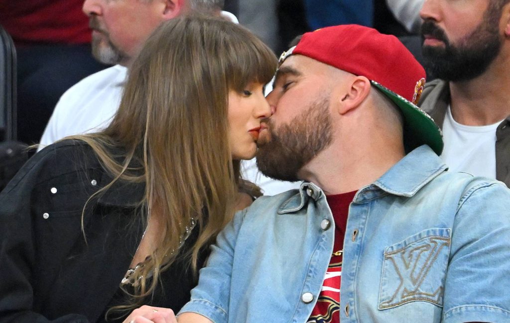 Taylor Swift e Travis Kelce se casam em cerimônia no Madison Square Garden com Adam Sandler como celebrante