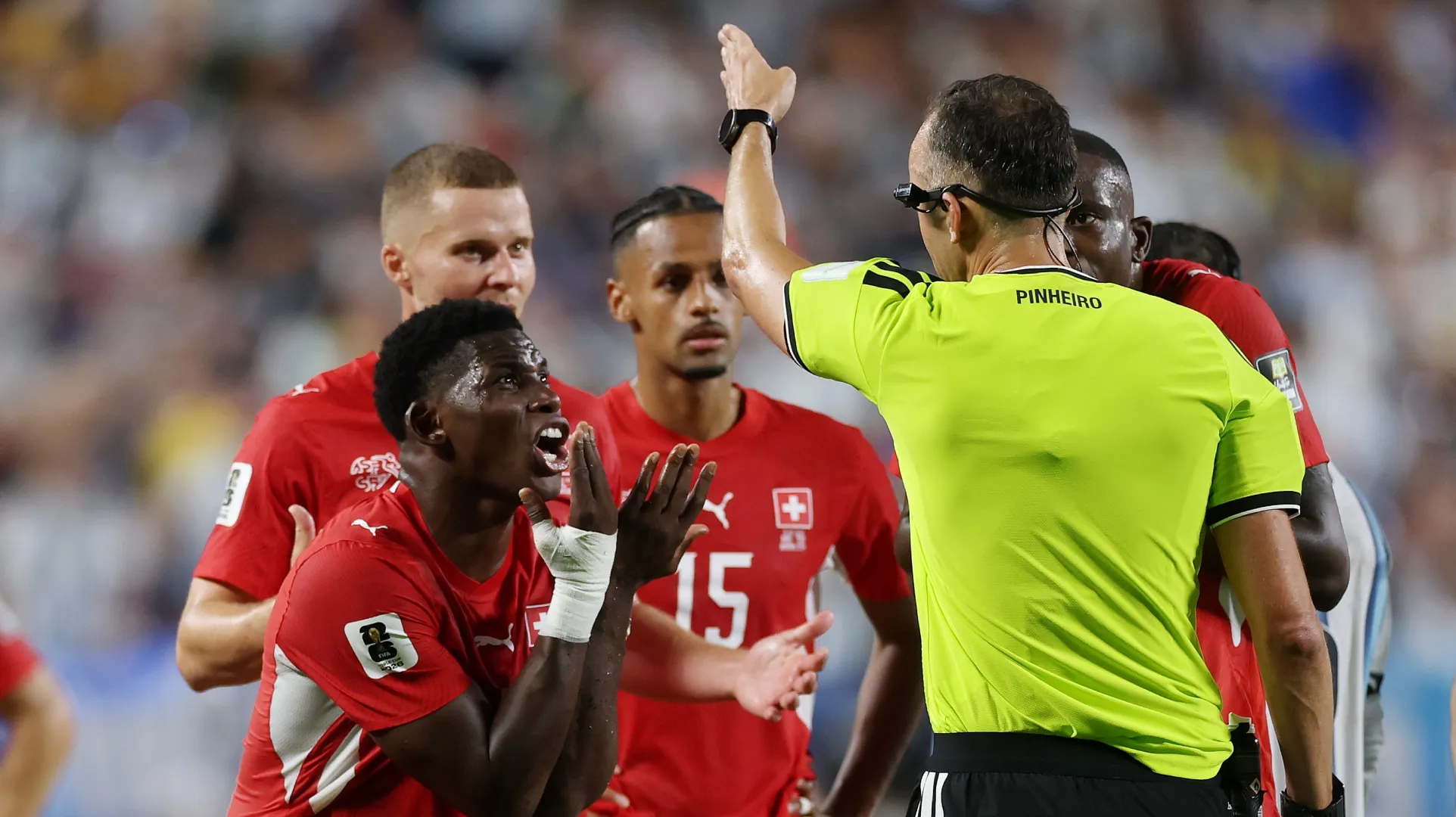 Breel Embolo nº 7 da Suíça é expulso.