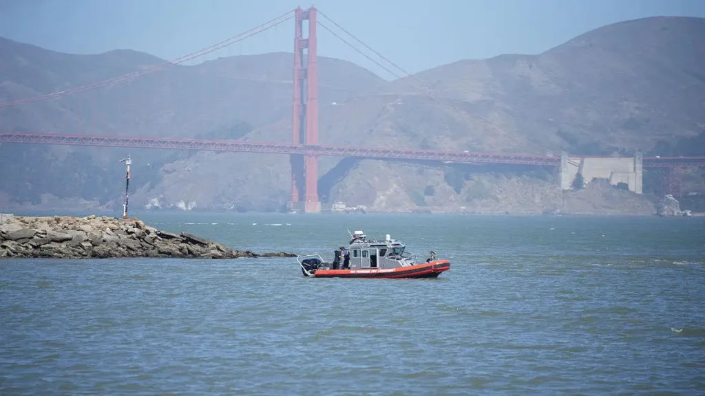 Guarda Costeira suspende buscas por três desaparecidos após naufrágio de barco perto de Alcatraz