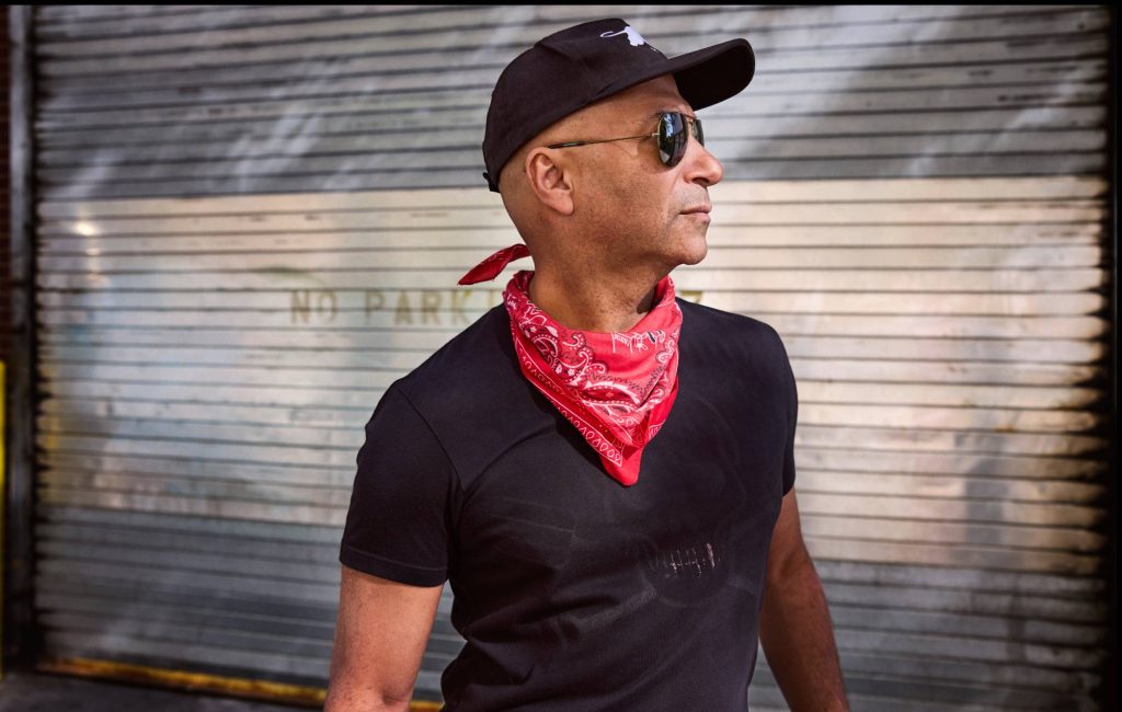 Tom Morello anuncia novo álbum solo com participações de Kneecap, Beartooth e Serj Tankian