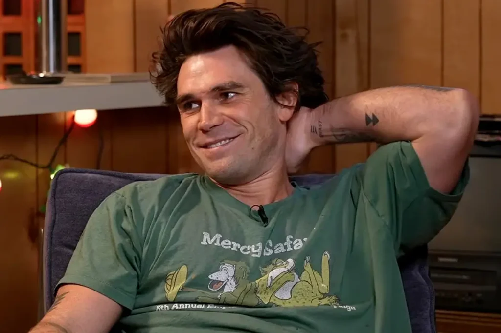 KJ Apa revela que colega de Riverdale o socou em strip club: Foi um tapa de amor