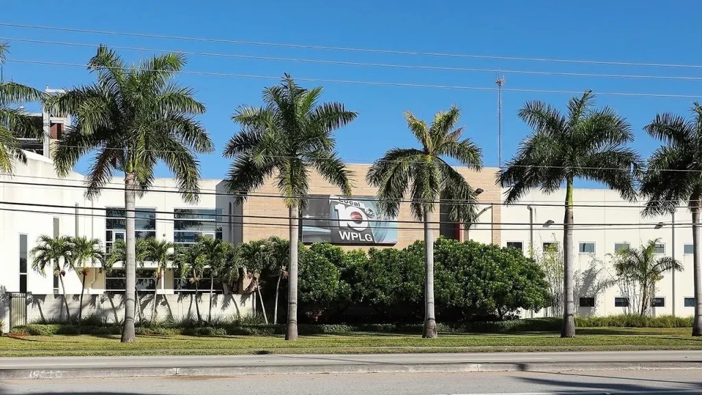 Diretor de afiliada da ABC em Miami critica equipe por posts bobos em redes sociais; âncora de biquíni reacende debate